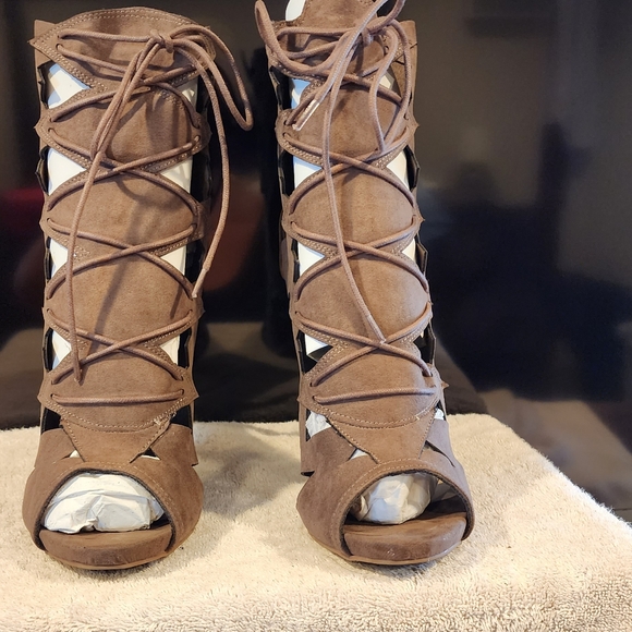 Heels - Picture 2 of 4